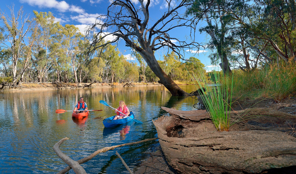 2 people kayaking on the Murrumbidgee River. Credit: Gavin Hansford © DPE