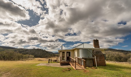 The exterior of Mooraback Cabin in Werrkimbe National Park. Photo: David Waugh © DPE